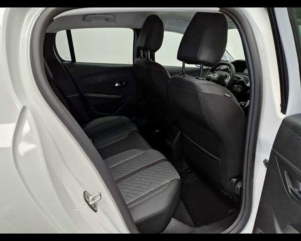Peugeot 208 nuova a Milano (11)