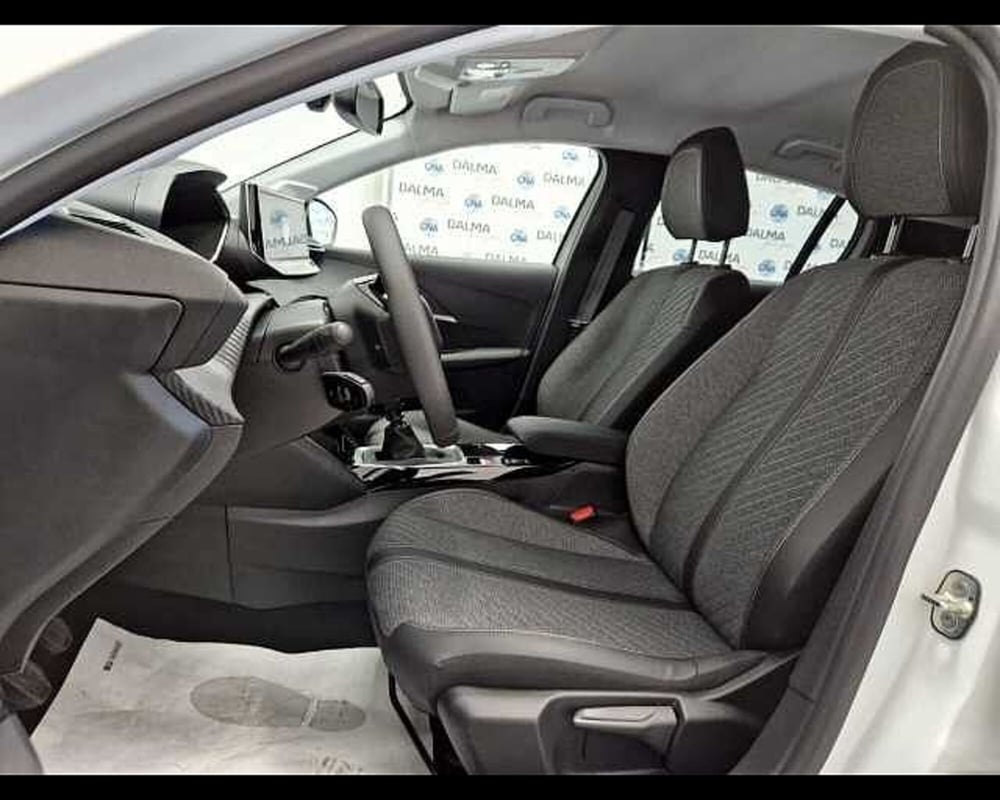 Peugeot 208 nuova a Milano (5)
