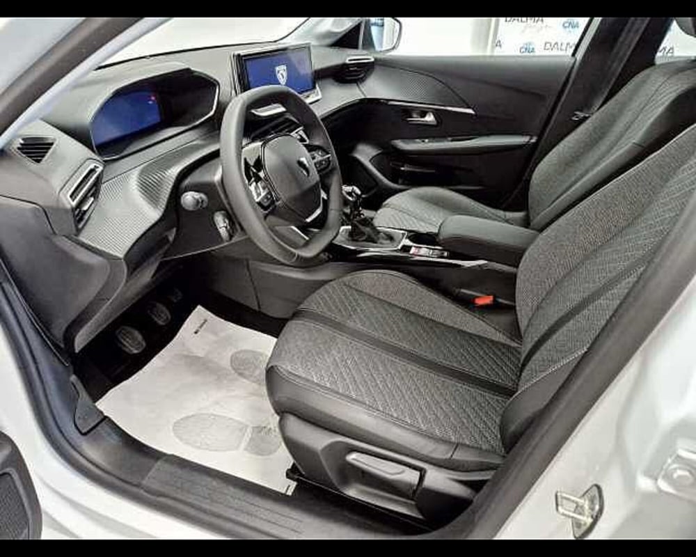 Peugeot 208 nuova a Milano (6)