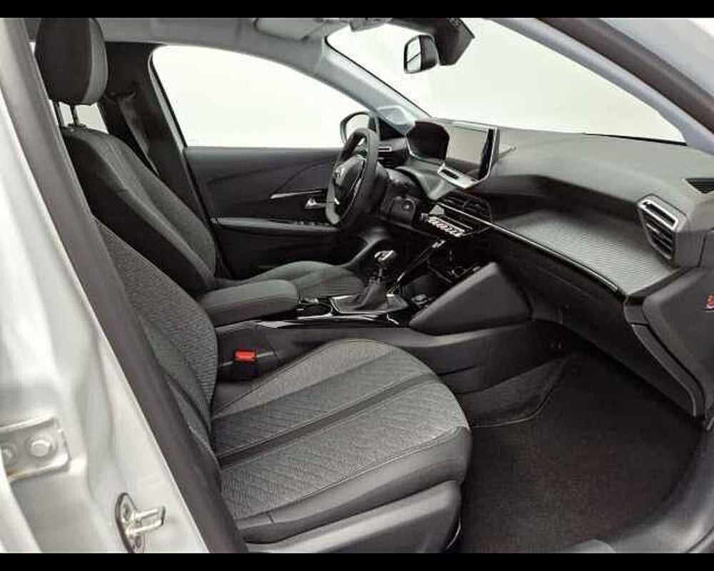 Peugeot 208 nuova a Milano (9)