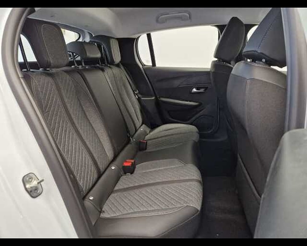 Peugeot 208 nuova a Milano (11)