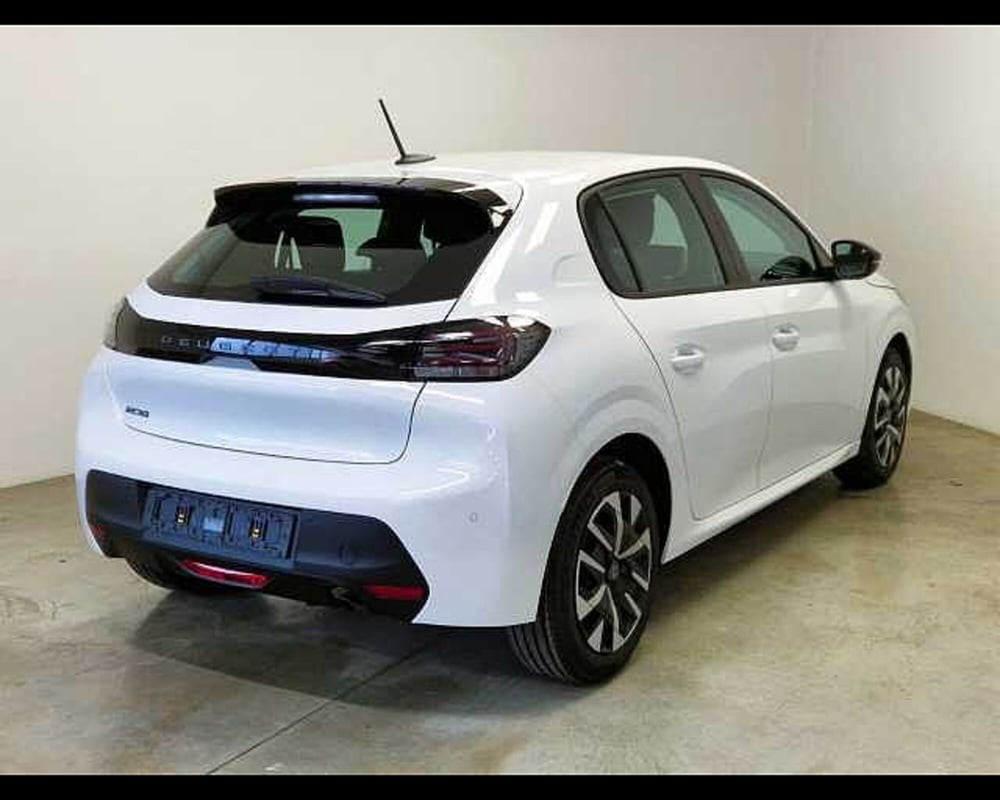 Peugeot 208 nuova a Milano (4)