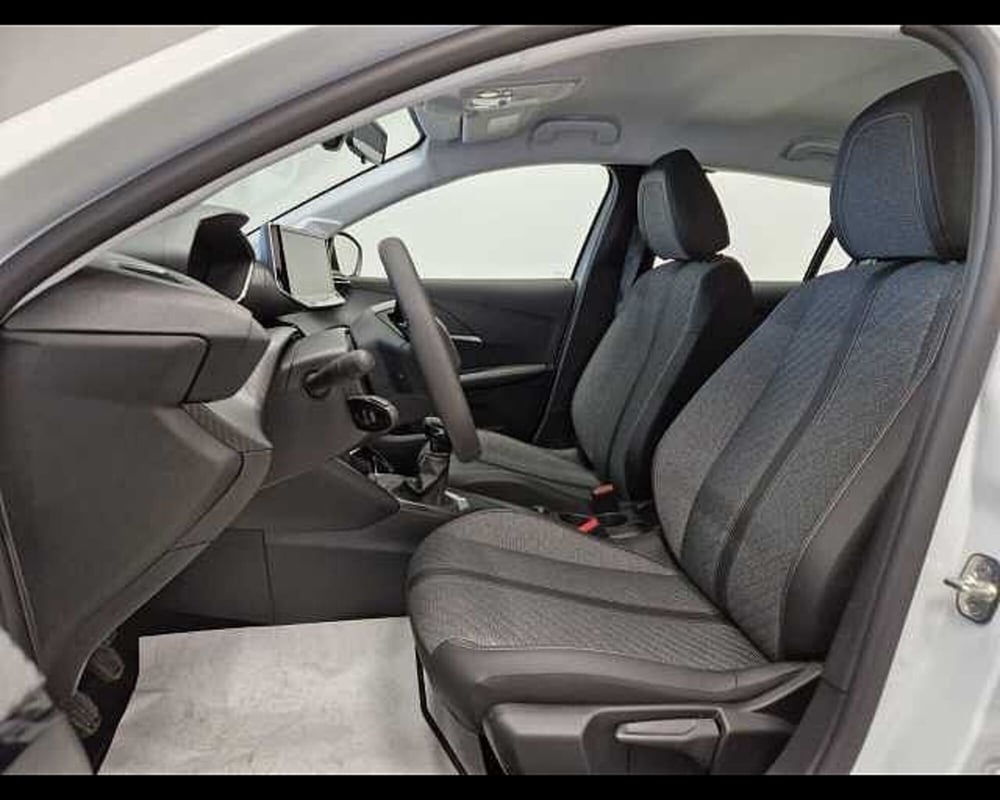 Peugeot 208 nuova a Milano (5)
