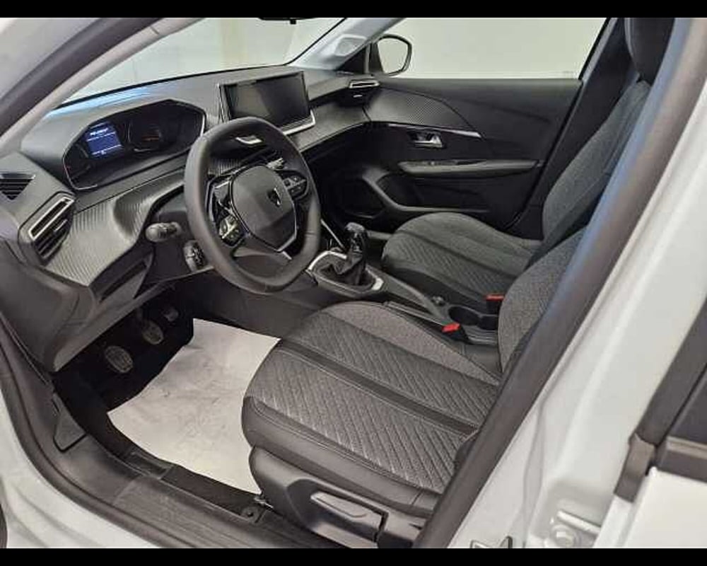 Peugeot 208 nuova a Milano (6)