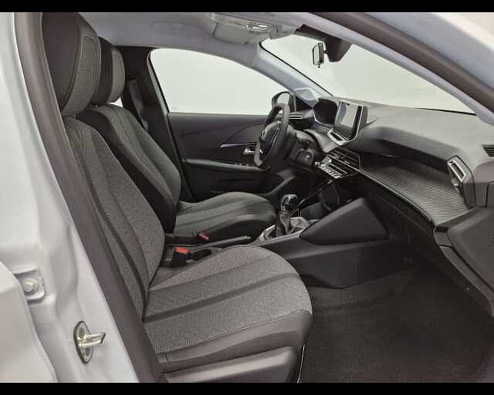 Peugeot 208 nuova a Milano (9)