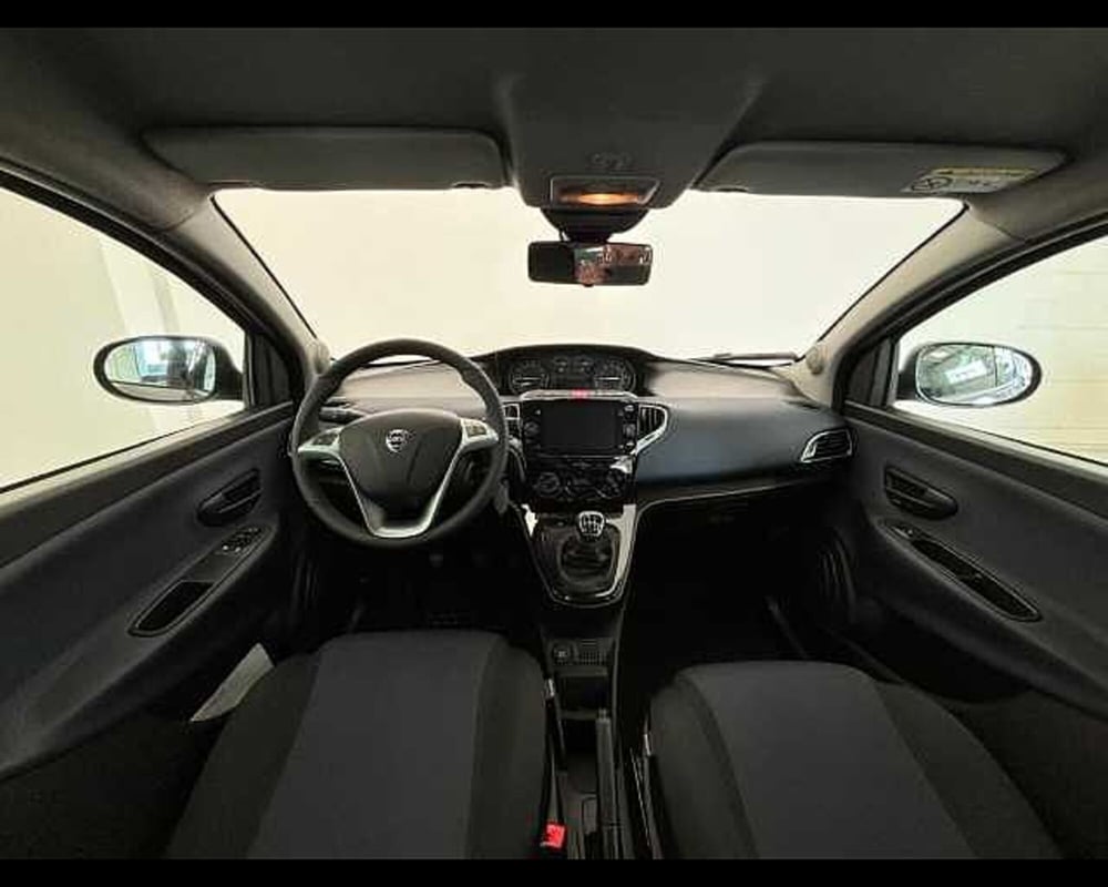 Lancia Ypsilon usata a Milano (9)