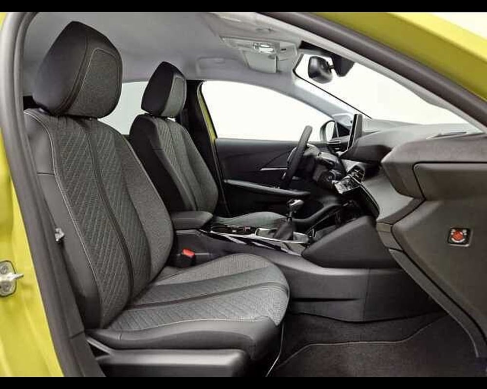 Peugeot 208 nuova a Milano (10)