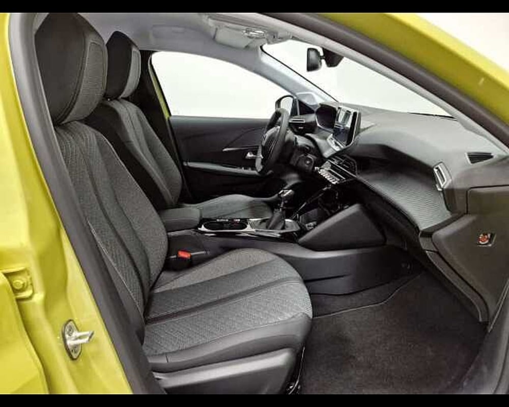 Peugeot 208 nuova a Milano (9)