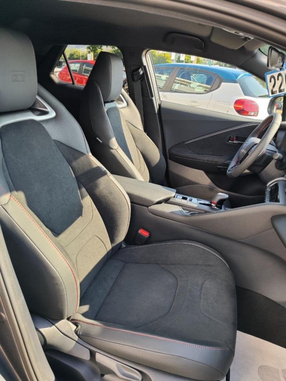 Toyota Toyota C-HR nuova a Perugia (6)