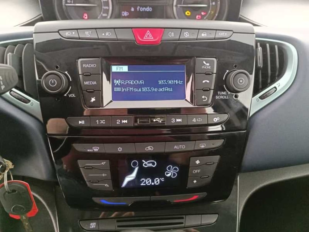 Lancia Ypsilon usata a Treviso (15)