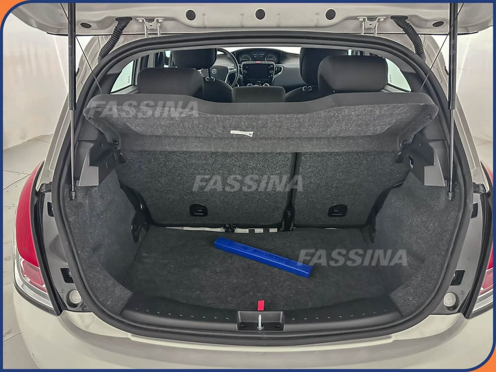 Lancia Ypsilon usata a Milano (10)