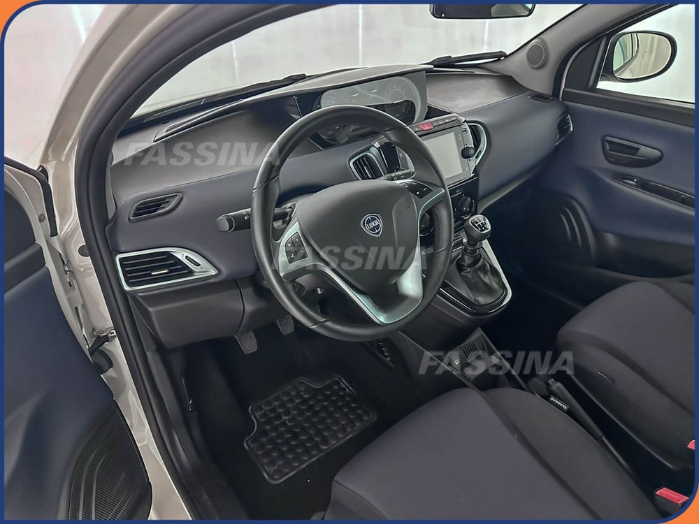 Lancia Ypsilon usata a Milano (8)