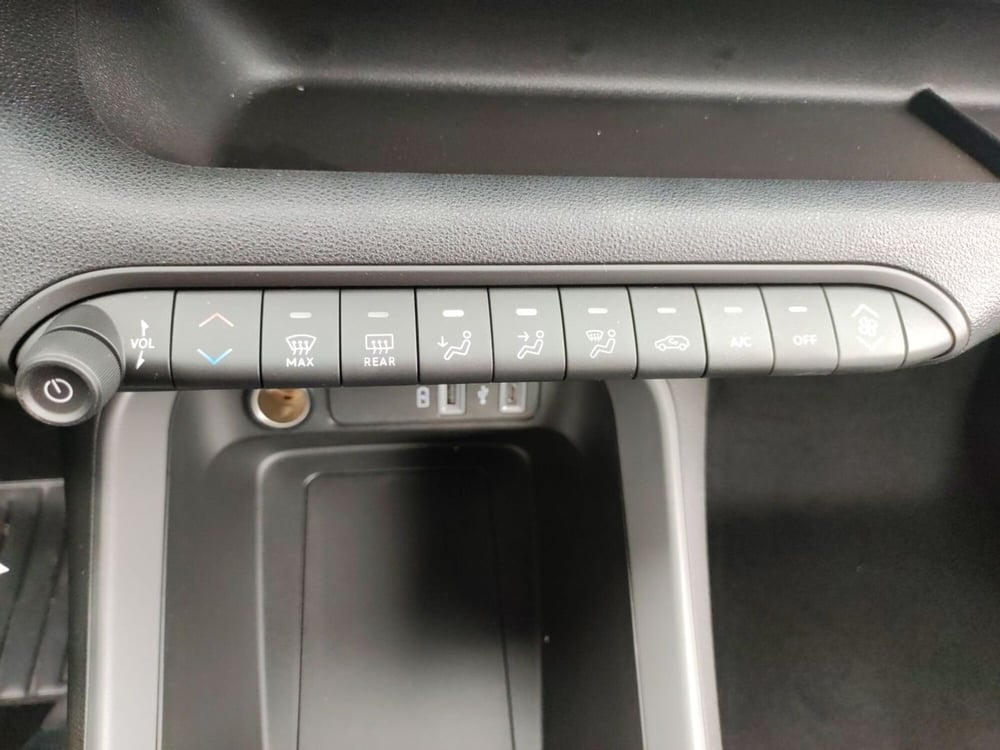 Jeep Avenger nuova a Latina (17)