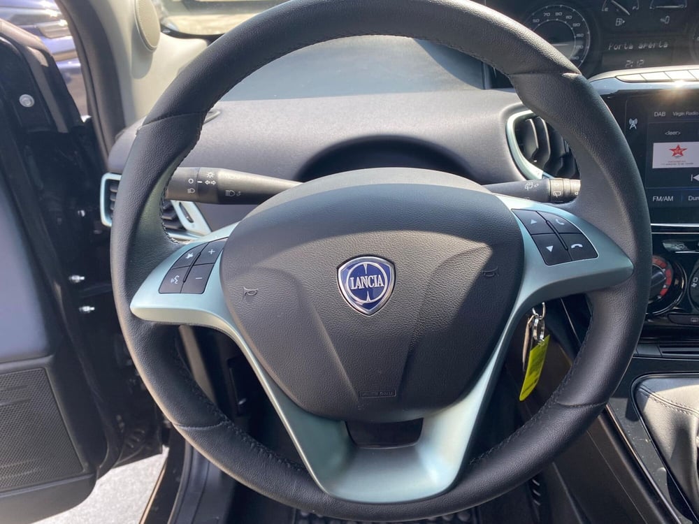 Lancia Ypsilon usata a Milano (12)