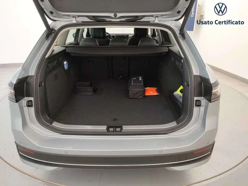 Volkswagen Passat Variant nuova a Varese (9)