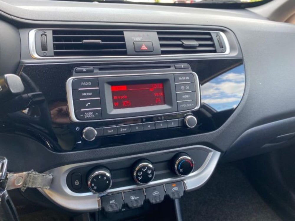 Kia Rio usata a Milano (12)