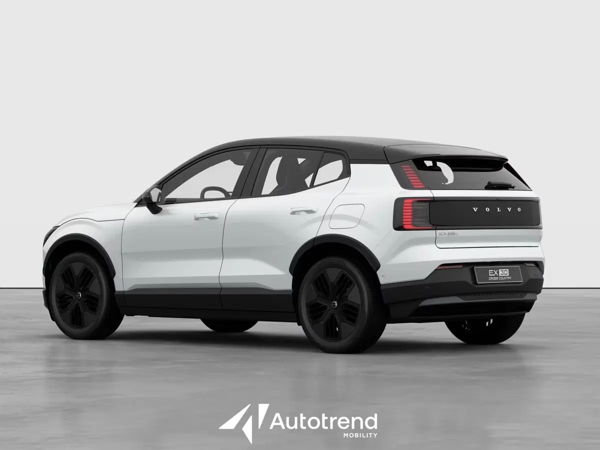 Volvo EX30 Cross Country nuova a Bari (2)