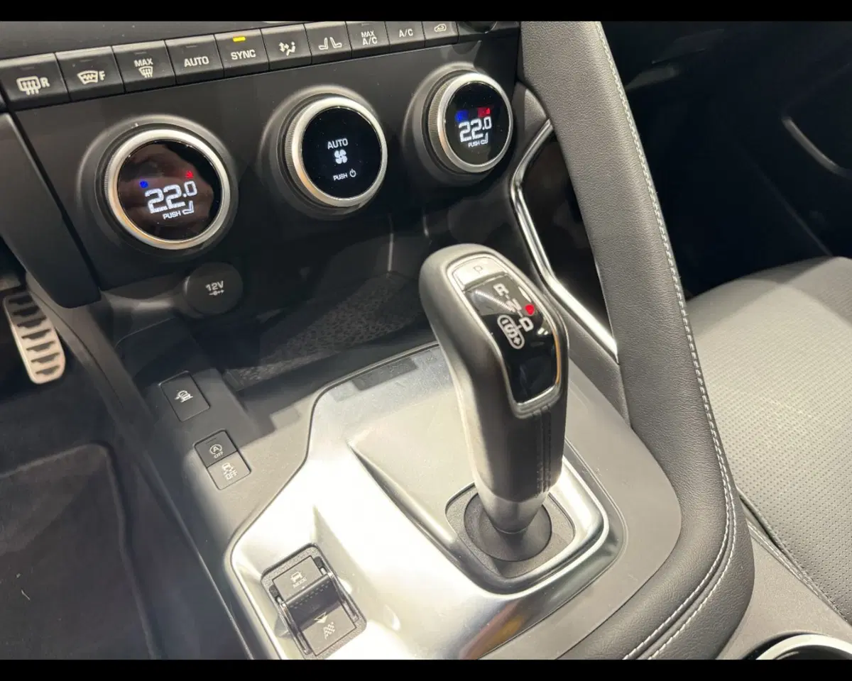 Jaguar E-Pace usata a Treviso (4)
