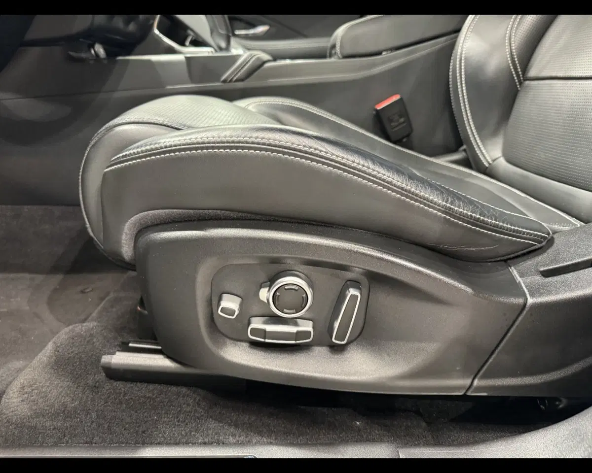 Jaguar E-Pace usata a Treviso (8)