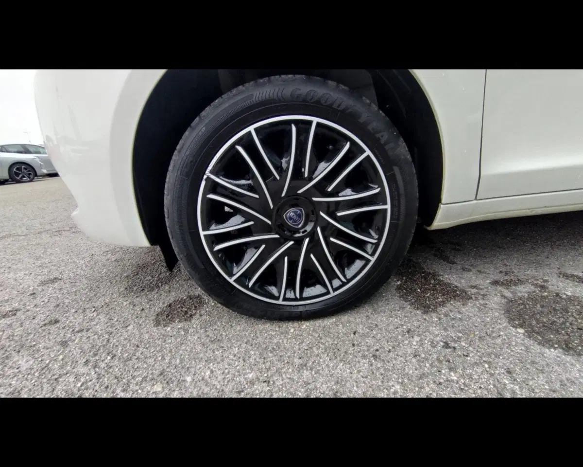 Lancia Ypsilon usata a Treviso (12)