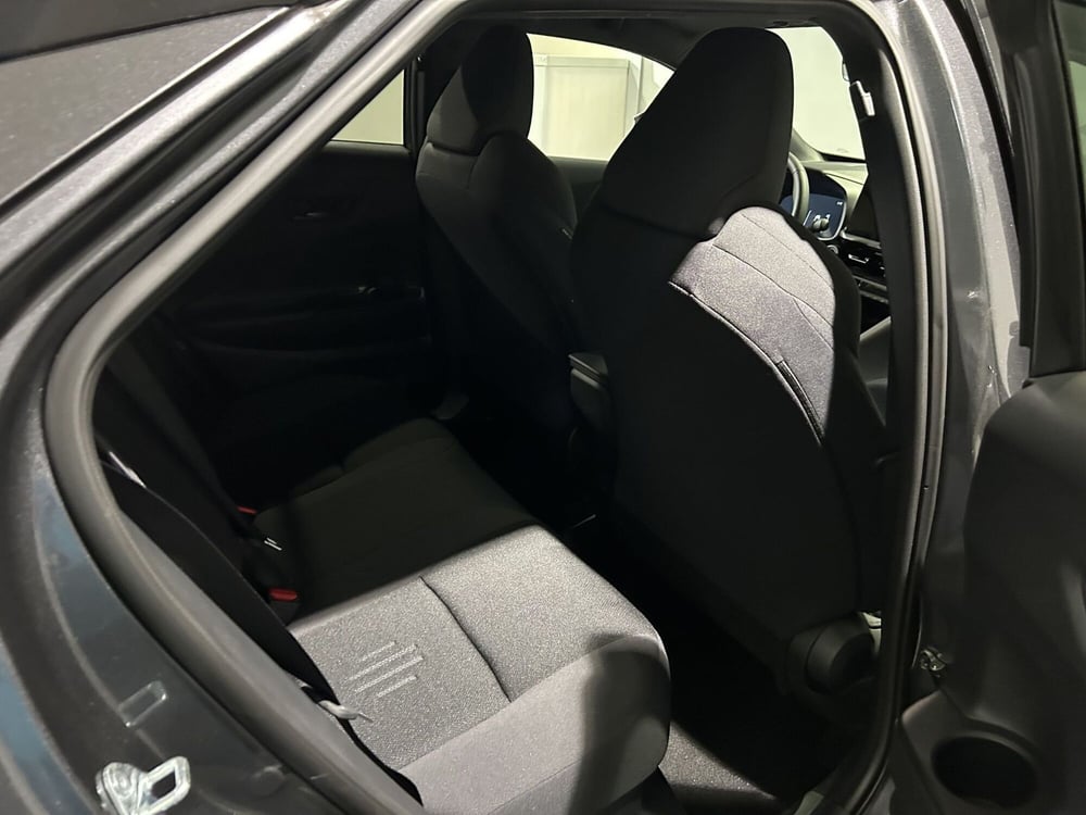 Toyota Toyota C-HR nuova a Milano (14)