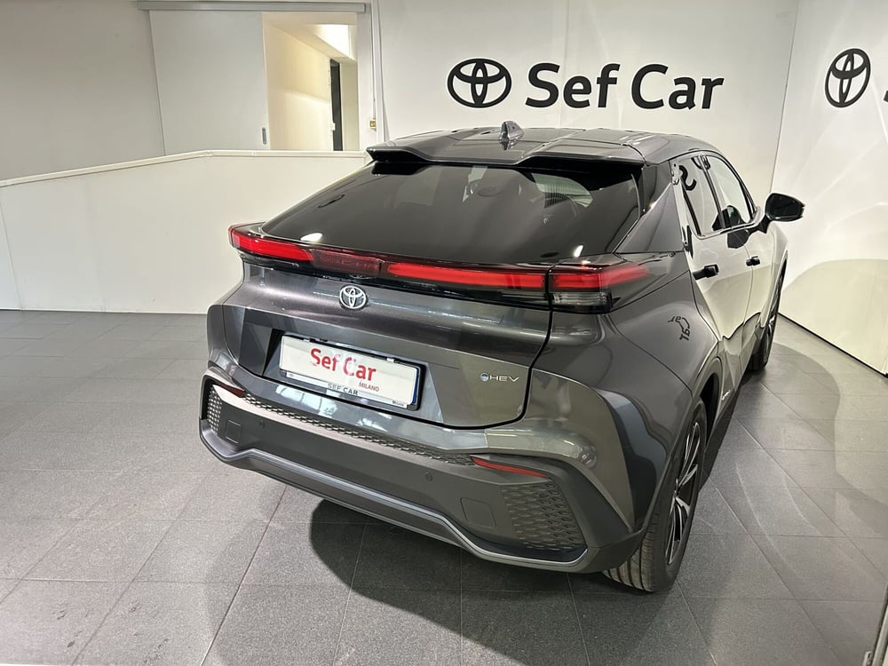 Toyota Toyota C-HR nuova a Milano (4)