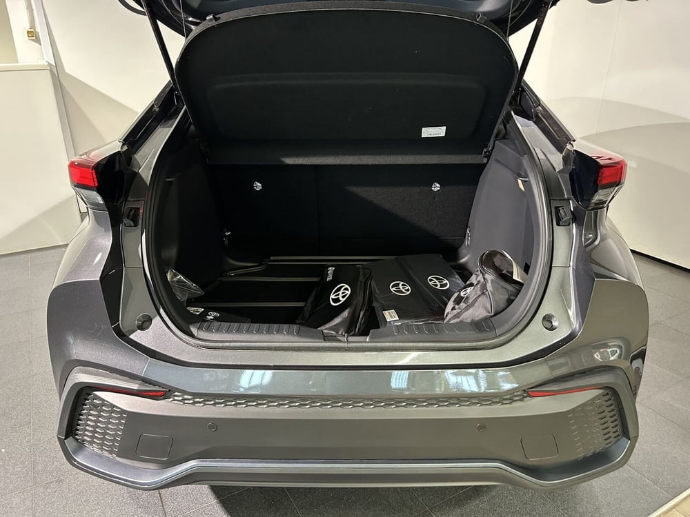 Toyota Toyota C-HR nuova a Milano (6)