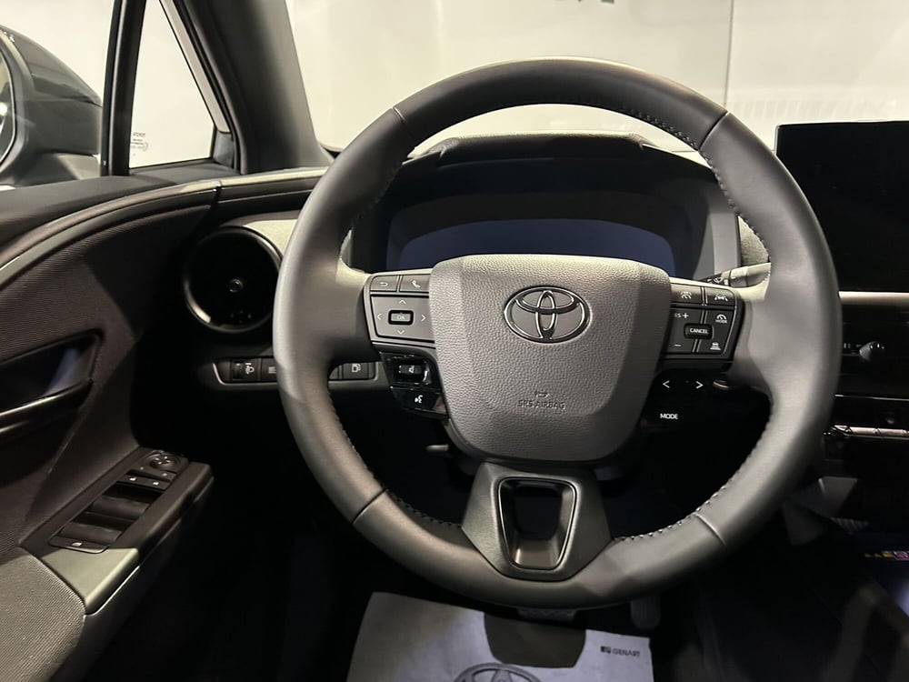 Toyota Toyota C-HR nuova a Milano (8)