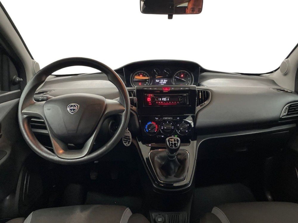 Lancia Ypsilon usata a Macerata (10)
