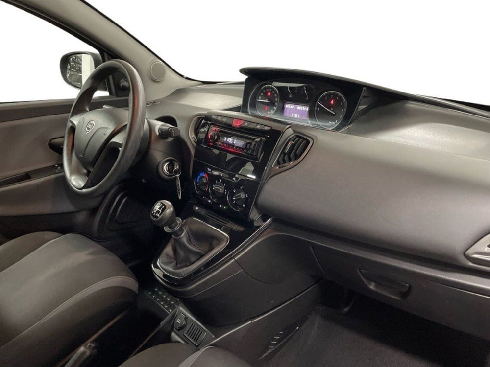 Lancia Ypsilon usata a Macerata (12)
