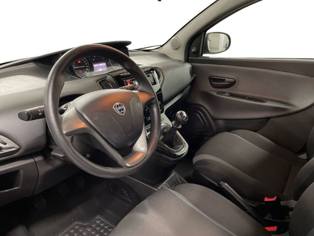 Lancia Ypsilon usata a Macerata (16)