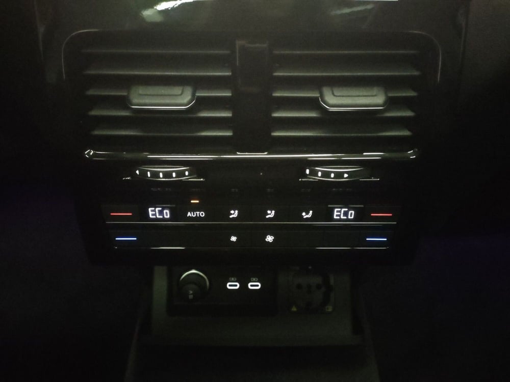 Volkswagen Touareg nuova a Bologna (18)
