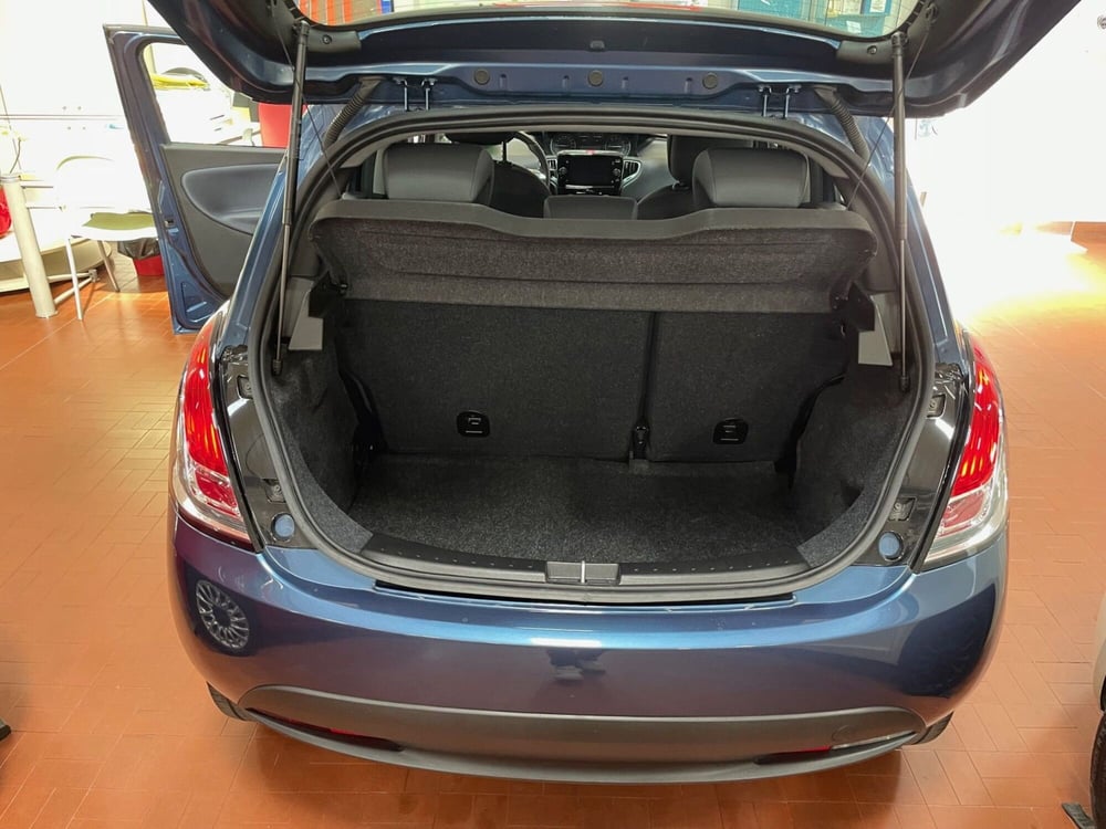 Lancia Ypsilon usata a Lucca (13)