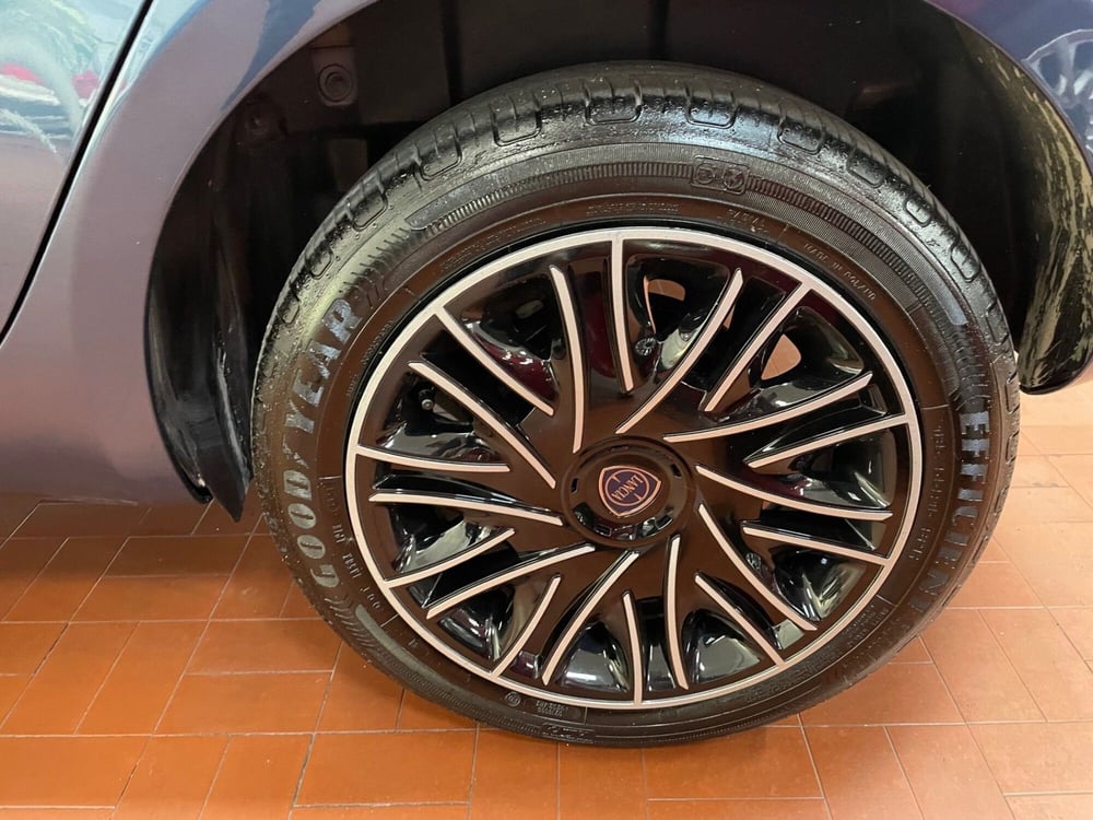 Lancia Ypsilon usata a Lucca (8)