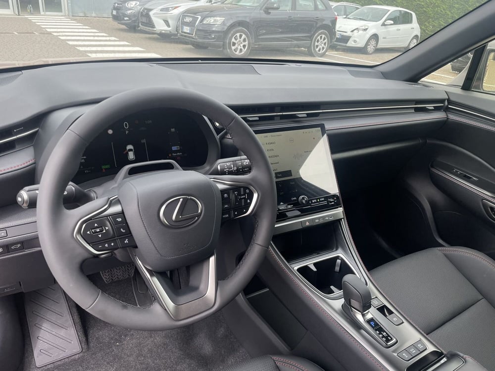 Lexus LBX nuova a Treviso (11)