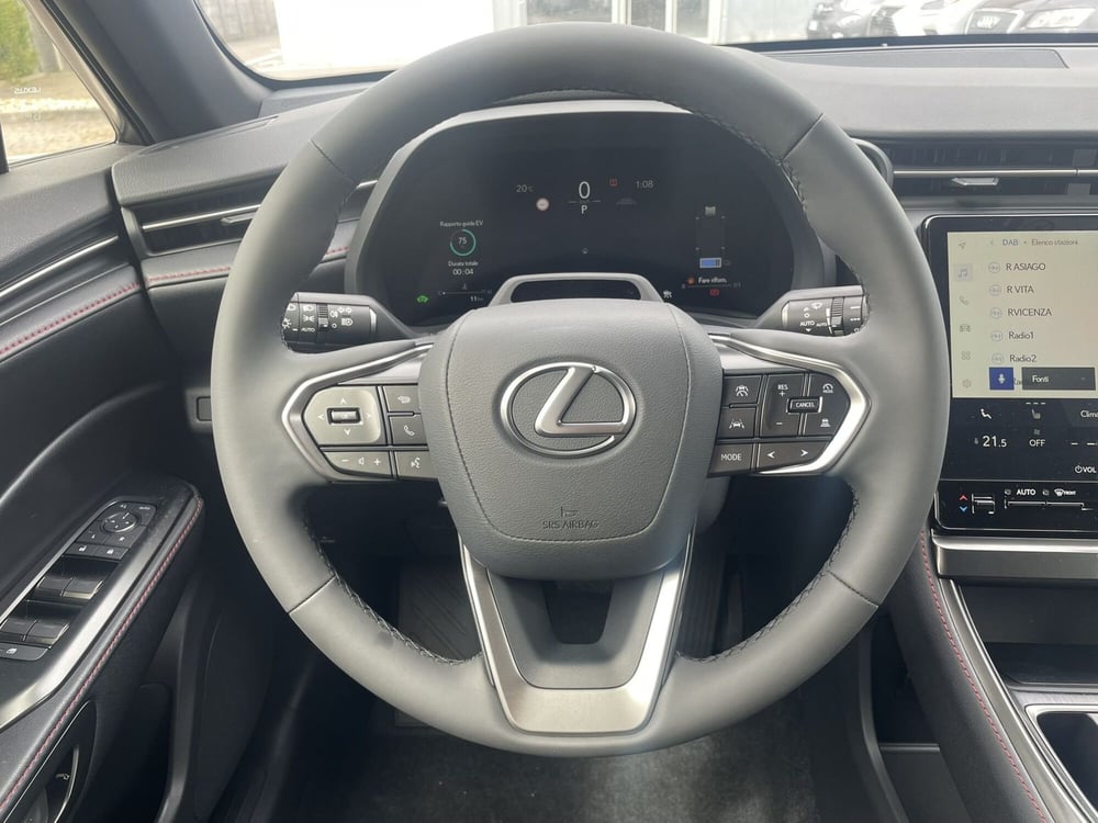 Lexus LBX nuova a Treviso (12)