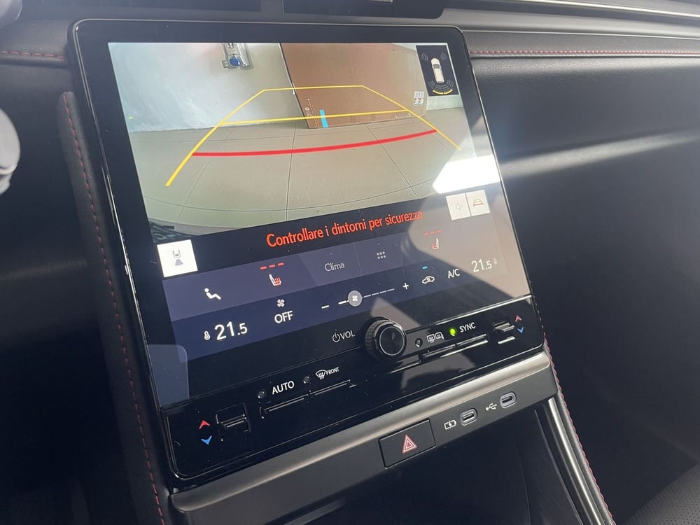 Lexus LBX nuova a Treviso (18)