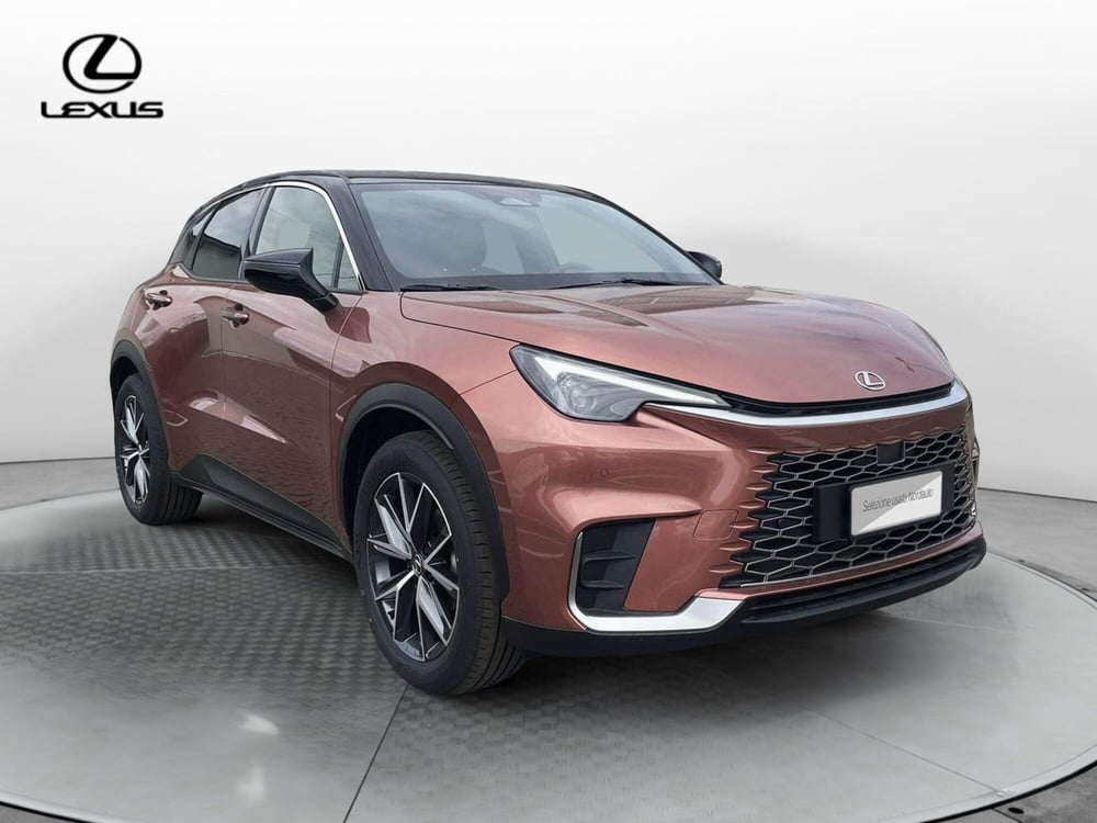 Lexus LBX nuova a Treviso (3)