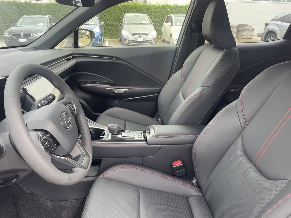Lexus LBX nuova a Treviso (9)