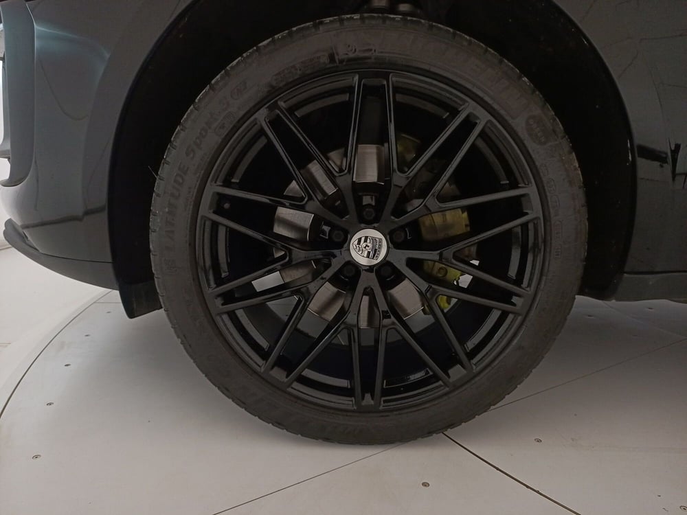 Porsche Macan usata a Bari (13)