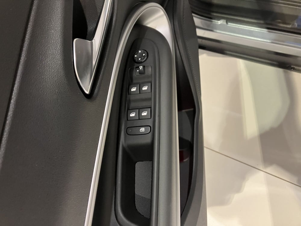 Jeep Avenger nuova a Parma (14)