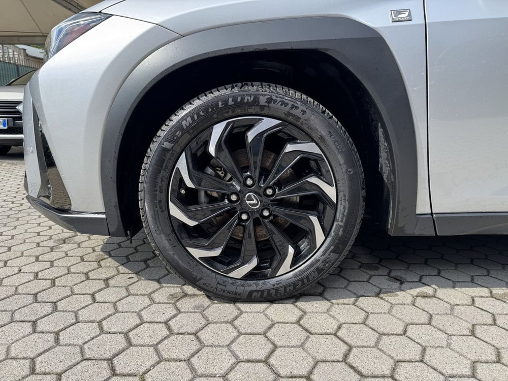 Lexus UX usata a Como (13)