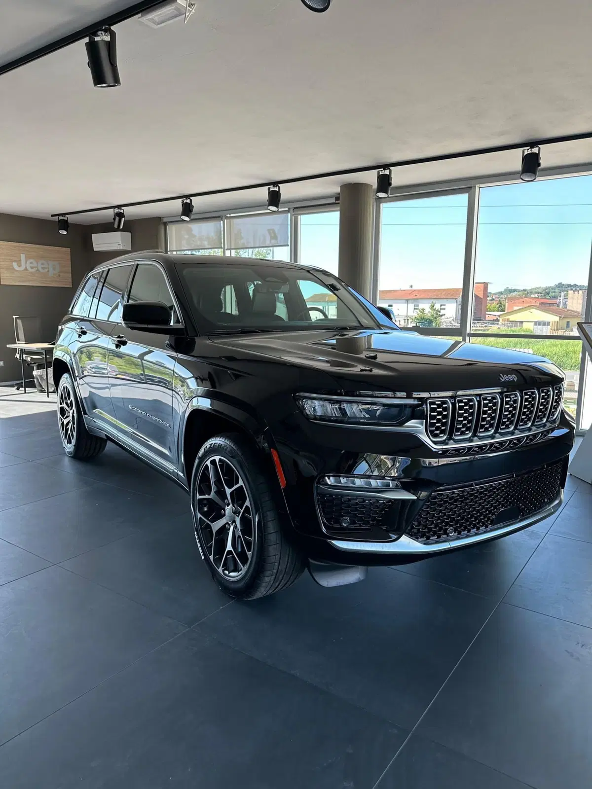 Jeep Grand Cherokee nuova a Pisa