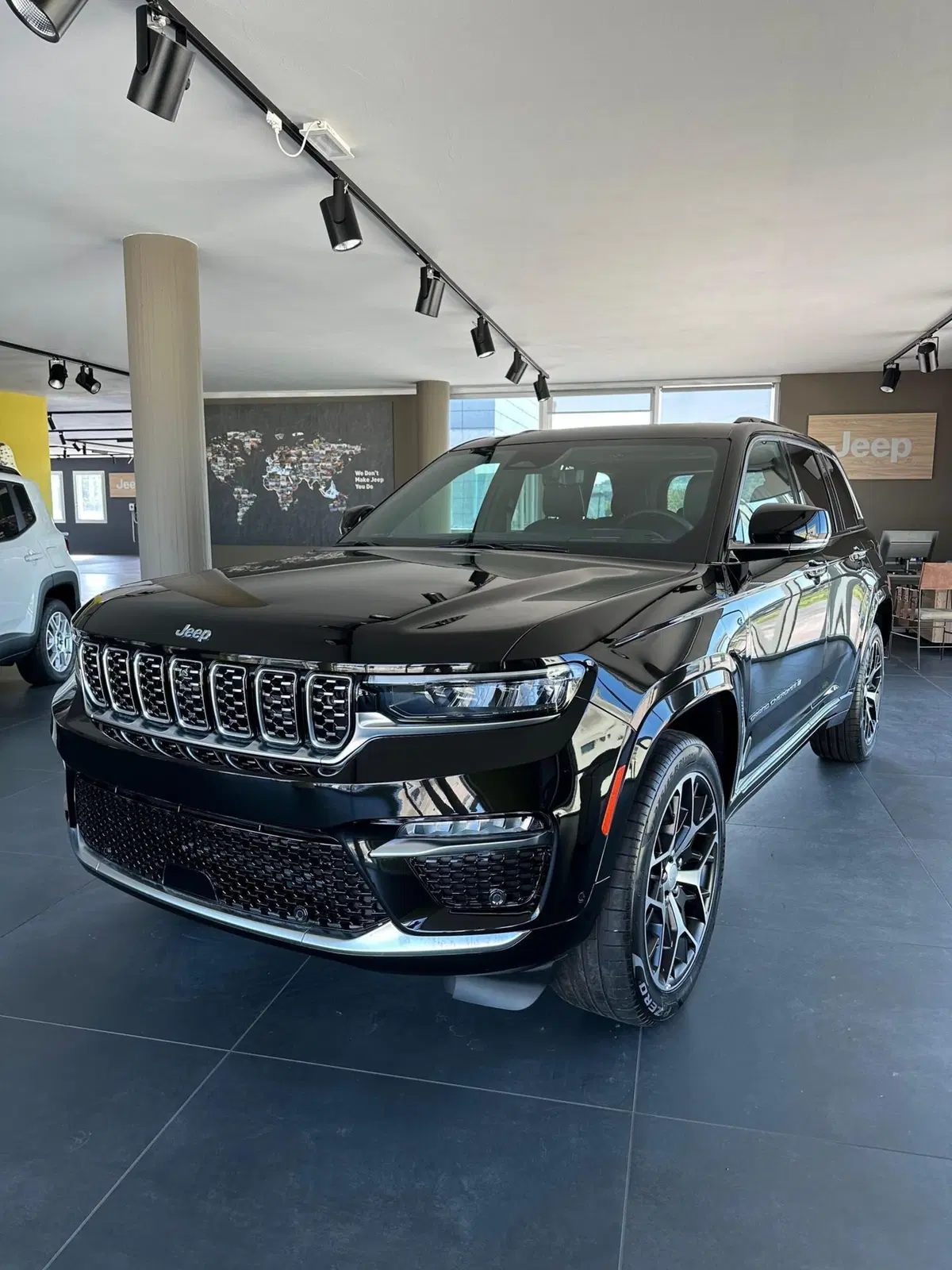 Jeep Grand Cherokee nuova a Pisa (2)