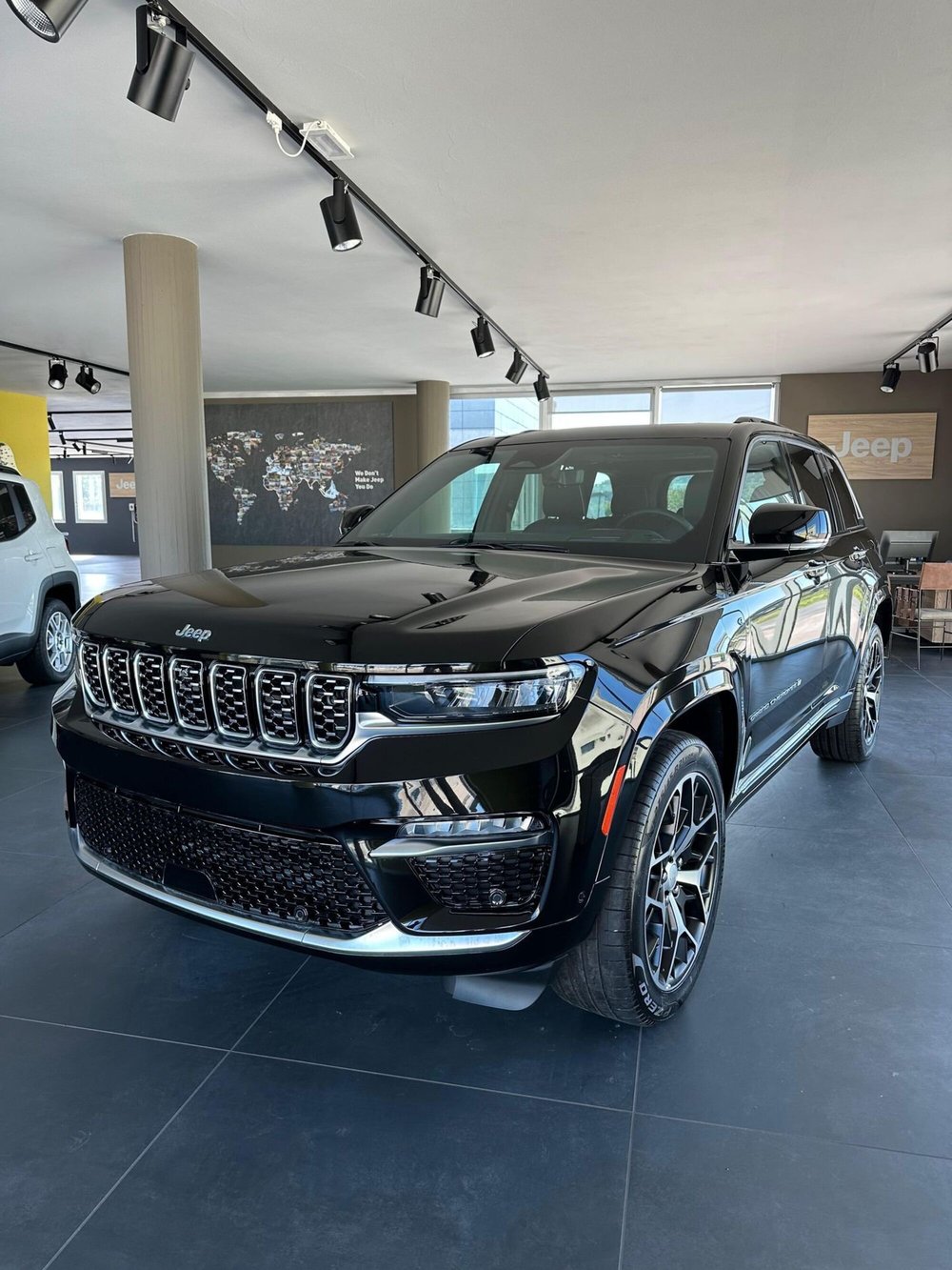 Jeep Grand Cherokee nuova a Pisa (2)