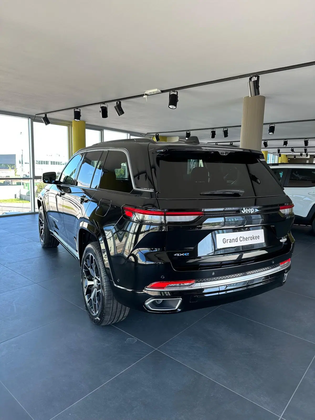 Jeep Grand Cherokee nuova a Pisa (3)