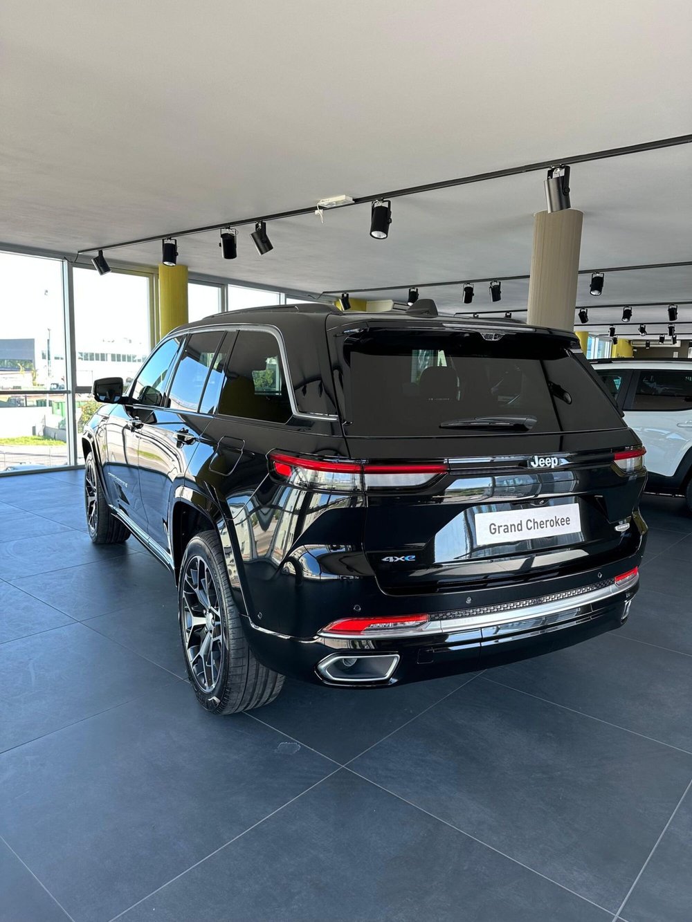 Jeep Grand Cherokee nuova a Pisa (3)