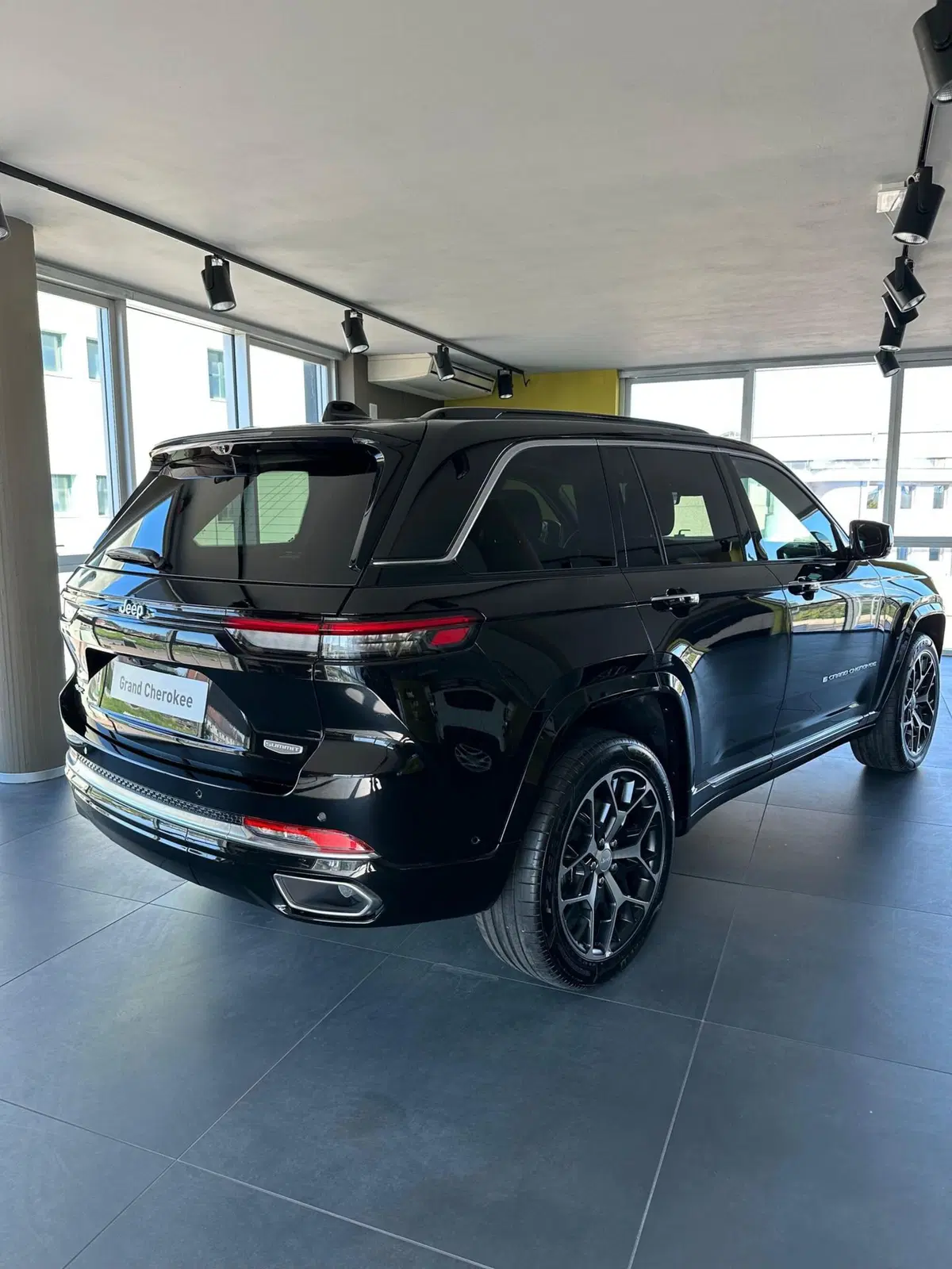 Jeep Grand Cherokee nuova a Pisa (4)