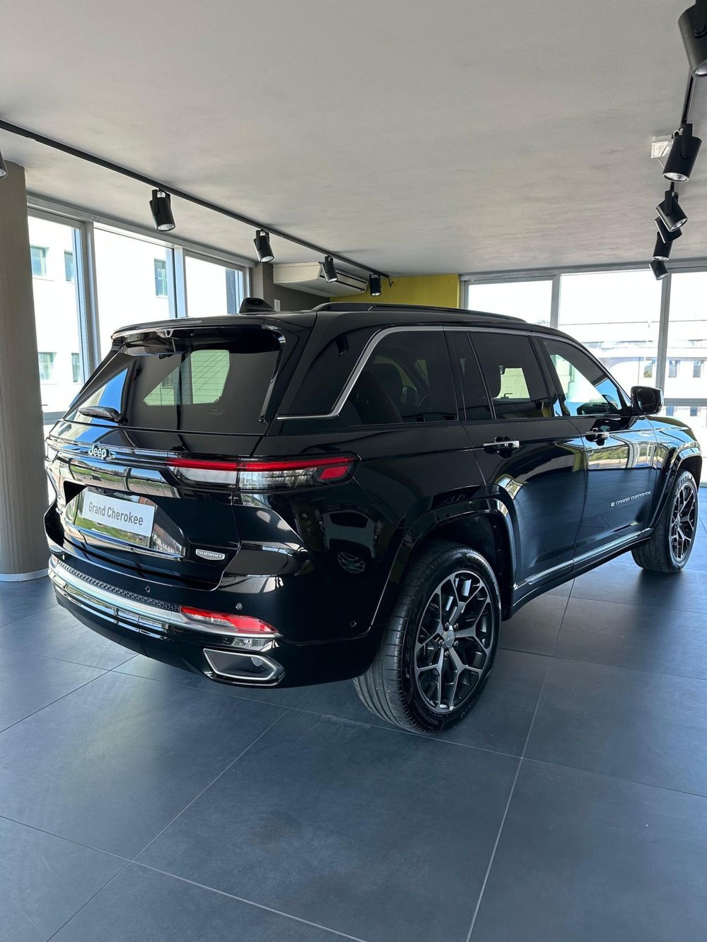 Jeep Grand Cherokee nuova a Pisa (4)