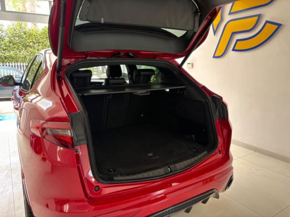 Alfa Romeo Stelvio nuova a Napoli (16)